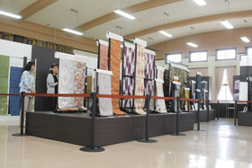 桐生織物記念館の資料展示室に並ぶ鮮やかな桐生織