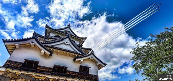 近江藤／滋賀県東近江市　「彦根城とインパルス」　彦根城410年祭に空の曲芸。　城と飛行機のコラボにシャッターチャンスのタイミングが難しかったです。