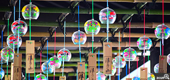 ゆかりん／静岡県浜松市　「風鈴まつり」　たくさんの風鈴です。　カラフルな風鈴がはっきり写るようにしました