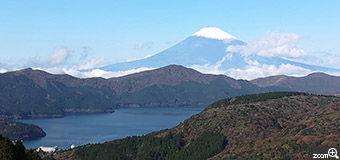 めぐ／愛知県名古屋市　「秋の芦ノ湖と富士山」　秋のドライブで出会った風景です。澄んだ空と大自然がとても美しかったです。　富士山と芦ノ湖と空のバランスを考えて撮影しました。