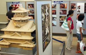 安土城の縮小模型も展示されている「火天の城」パネル展＝草津市のイオンモール草津で