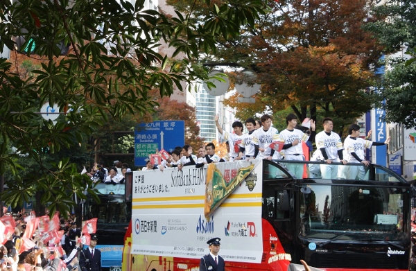 ４ Parade Bus.jpg