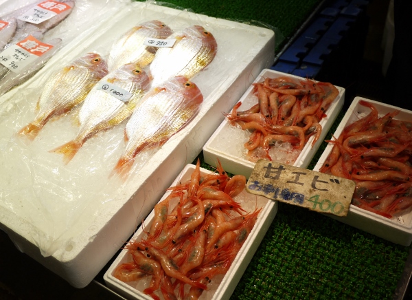 ８ Karato Ichiba Fishmonger Product.jpg