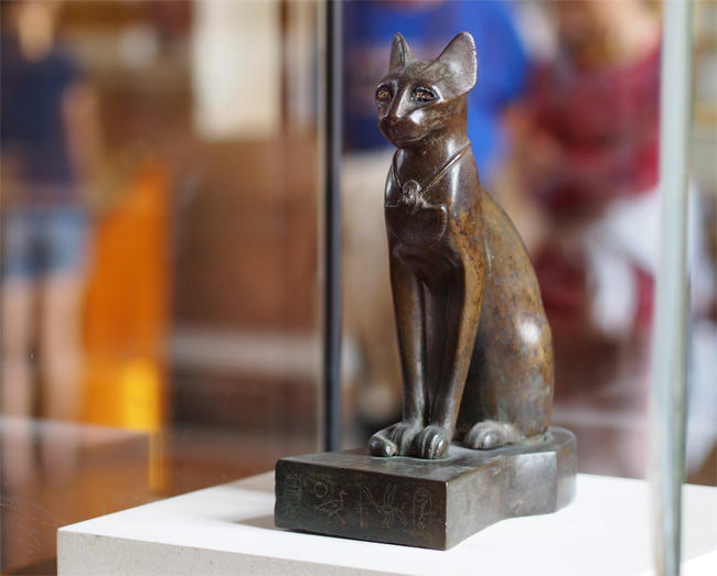 ルーヴル美術館と猫さん 猫さんを探して 中日旅行ナビ ぶらっ人