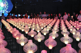 音に合わせて形を変えながら、幻想的な動きを見せる花形のＬＥＤ照明＝いずれも台北市で