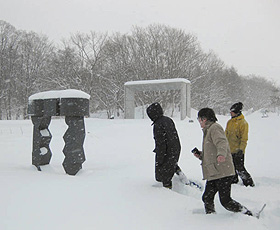 スノーシューを履いて「ストーンクレージーの森」の石彫刻を見て回る参加者＝いずれも北海道七飯町の流山温泉で