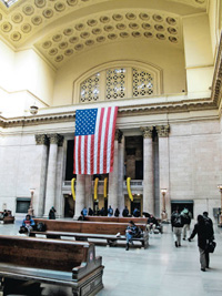 ユニオン駅の待合室「グレート・ホール」の吹き抜けは３４メートルもある＝シカゴで