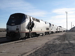 寝台列車「サウスウェスト・チーフ」号。コロラド州ラフンタで機関士が交代する
