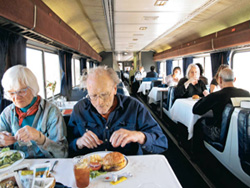 寝台列車「サウスウェスト・チーフ」号の食堂車で、食事を楽しむ乗客たち＝いずれも米国で
