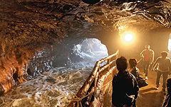 かつて熊野水軍の船隠し場所とされる三段壁洞窟