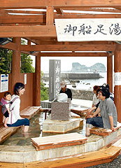 海に面した「御船足湯」で、なぎさの音を聞きながらのんびりする観光客＝いずれも和歌山県白浜町で