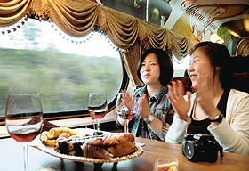 ワインを味わいながら、ソムリエ講習会やレクリエーションで楽しいひとときを過ごす乗客