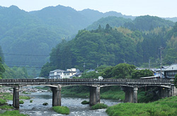 国道153号飯田街道に架かる巴橋、この奥が香嵐渓。