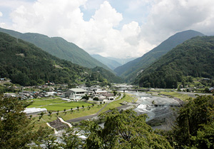 映画「大鹿村騒動記」の舞台になった、南アルプスを望む「日本で最も美しい村」