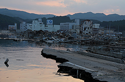 海になった陸地、ここにも多くの建物があった。南三陸町志津川。