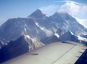 エベレスト（中央奥）が見えると、神々しい姿に機内で一斉に歓声が上がった＝ネパールで