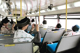 ２階建てバスの乗り心地を楽しむ観光客ら。天井の扇風機がレトロな雰囲気を漂わせる