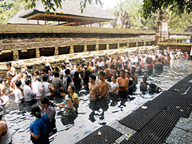 バリ島中央部にあるティルタウンプル寺院。この日は大勢の人が沐浴に訪れていた＝いずれもインドネシア・バリ島で