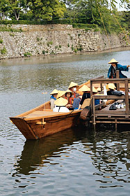 姫路城の石垣を見ながら、内堀を進む和舟＝いずれも兵庫県姫路市で