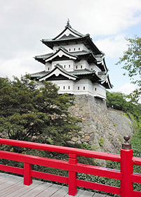 弘前城天守閣は下乗橋とセットで撮影すると美しい＝青森県弘前市で