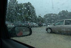 コースには着いたが土砂降りの雨。車から出られません…