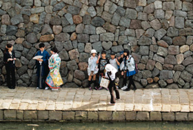 ｉ（愛）とハートはどこにある。新郎新婦も記念撮影する中島川の護岸＝長崎市内で