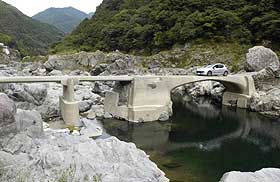 高知県内最古のアーチ形沈下橋とされる久喜橋。仁淀川の魅力を凝縮した名所として知られる＝いずれも高知県仁淀川町で