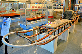 稚内市青少年科学館の南極展示コーナー。犬ぞりや観測船の模型などが並ぶ＝いずれも北海道稚内市で