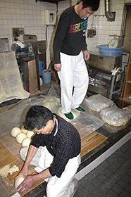 うどんの生地をもみ上げ、それを踏んで腰をつくる＝高松市の松下製麺所で