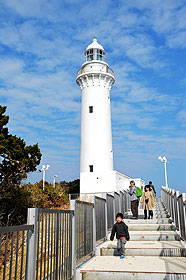 震災からほぼ３年ぶりに一般公開が再開された塩屋埼灯台＝福島県いわき市で