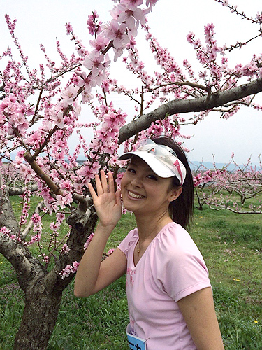 桜の花は満開。ウェアともお揃いピンクでハイポーズ！
