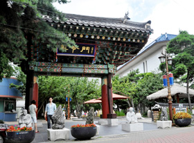立派な門構えの薬令市韓医薬博物館（右後方）＝韓国の大邱市で