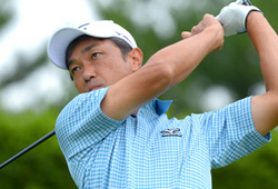 ツアー9勝の佐藤信人、ゴルフツアー選手権やプロゴルフ選手権の覇者でもあるが、腰の故障に悩まされここ数年不調中、チャレンジに賭ける。