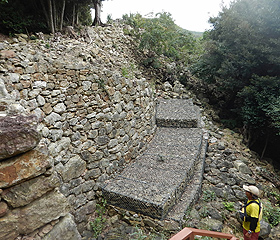 防人が造った金田城の石垣。高い場所だと７メートル近くもある
