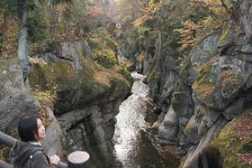 高さ２０メートルの岩が名取川の両岸に続く「磊々峡」