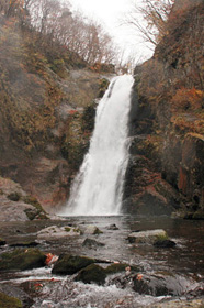 滝つぼから、岩肌を走る滝が眺められる「秋保大滝」