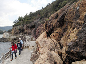 世界で５５カ所、日本ではここだけという五色岩が海辺で見られる
