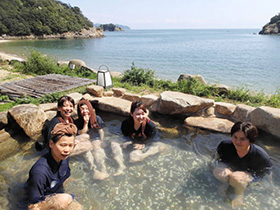 江戸風呂には、瀬戸内海に面した露天風呂もある＝いずれも広島県福山市鞆町で