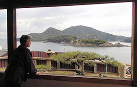 朝鮮通信使をもてなした福禅寺・対潮楼からの眺め。後方が仙酔島。手前は弁天島