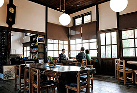明治時代のたたずまいが残る網田駅舎内で営業しているカフェ「網田レトロ館」