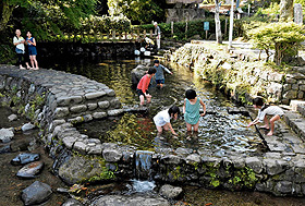 日本名水百選に選ばれている轟水源。子どもの遊び場としての役割も担う＝いずれも熊本県宇土市で