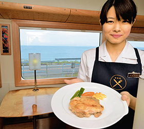 メーンの鶏料理。車窓には雄大な東シナ海が広がる＝いずれも鹿児島県阿久根市で