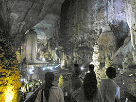 広大な空間に鍾乳石で形作られた自然の造形物が浮かび上がる天国の洞窟