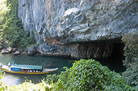 地底川沿いに広がるフォンニャ洞窟へは舟で進む＝いずれもベトナム・クアンビン省で
