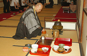 霊源院住職の雲林院宗碩さんが自らお茶をたてる。器はいずれも名のある陶芸家の作品だ＝京都市で