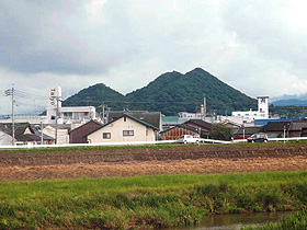 忠隈のボタ山。高さ１２１メートル、３連の山が美しい＝福岡県飯塚市で