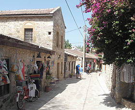 石造りの建物が美しいダッチャの街。小さな雑貨店やカフェがあちこちにある＝トルコ・ダッチャで