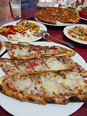 トルコ風のピザ「ピデ」