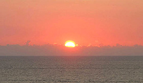 大海原から昇る日の出を見ることができた＝同市で