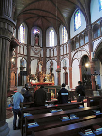 ロマネスク様式が美しい黒島天主堂。１９９８年に国の重要文化財に指定されている＝長崎県佐世保市で